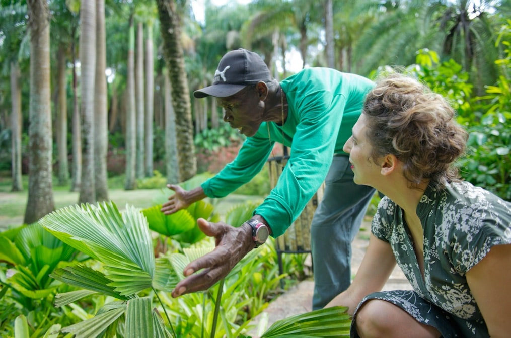 Ofri Cnaani with gardener. Photo by William Gomes.