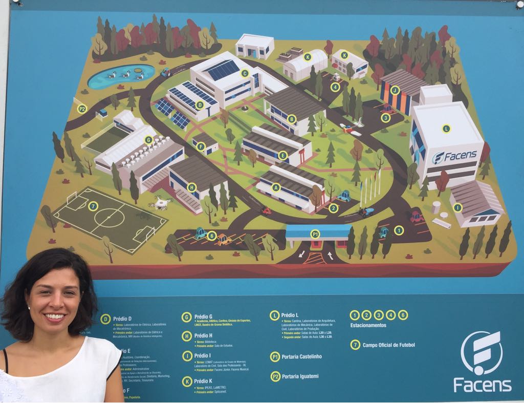 Thais Barros Beldi in front of the Facens University Campus map.